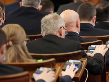 Депутатите одобриха „гениалната“ инвестиционна програма на Василев