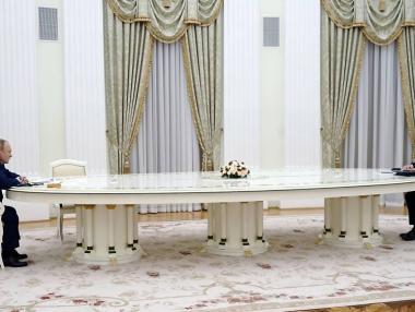 Защо Путин и Макрон разговаряха през 4-метрова маса?