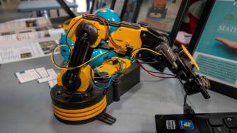 Първият инкубатор по роботика