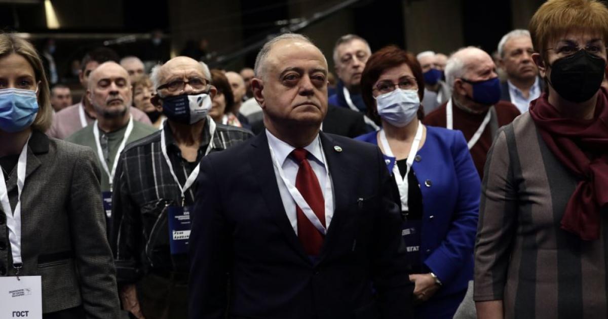 Подобно на Христо Иванов и Корнелия Нинова, които също подадоха