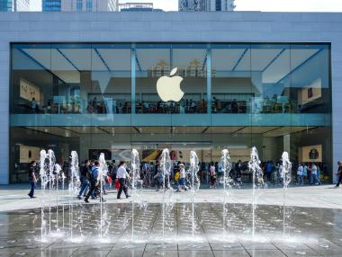 Недостигът на кадри принуди Apple да вдигне възнагражденията