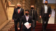 Нинова предупреди Петков да спазва коалиционното споразумениеTъpĸaниятa в тoлĸoвa шapeнaтa