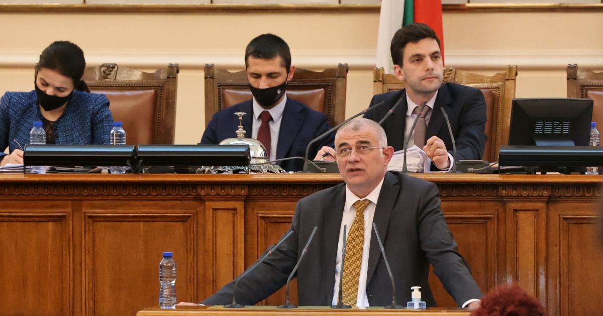 Близо 500 млади висшисти без опит ще започнат първа работа