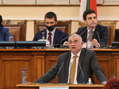 Почти 500 висшисти започват първа работа в държавната администрация