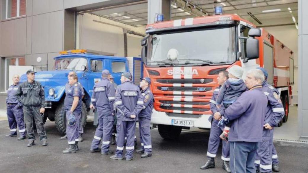 Пожарникари и спасители протестират срещу отказаното увеличение на заплатите