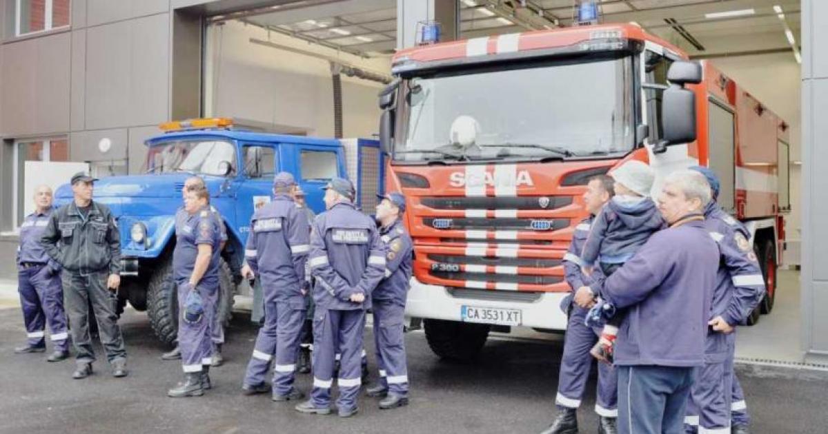 Пожарникари и спасители от синдикат „Огнеборец“ се събраха на протест