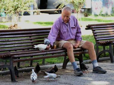 Доходите от пенсии доближават доходите от заплати в някои области