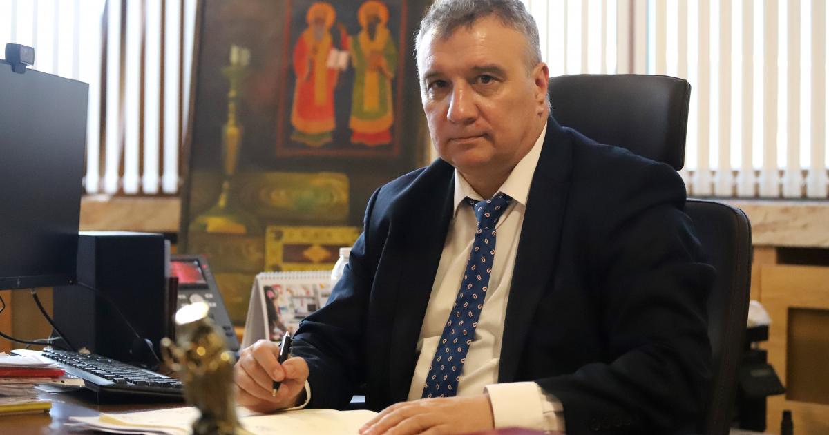 Обмисля се вдигане на семестриалните такси в Университета за национално