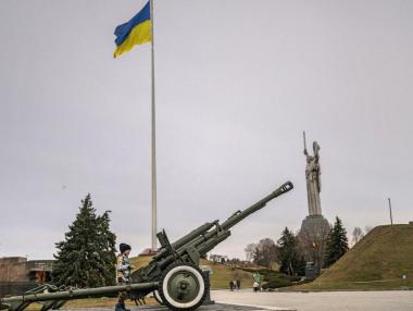 Вечерни новини: Танкове и извънредно положение в Украйна; КПКОНПИ разследва Събев