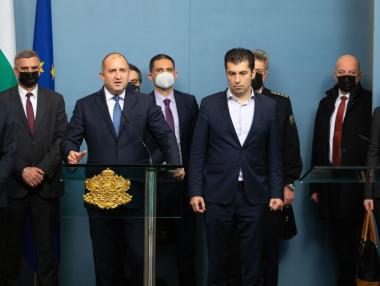 Радев: Засега няма риск за България