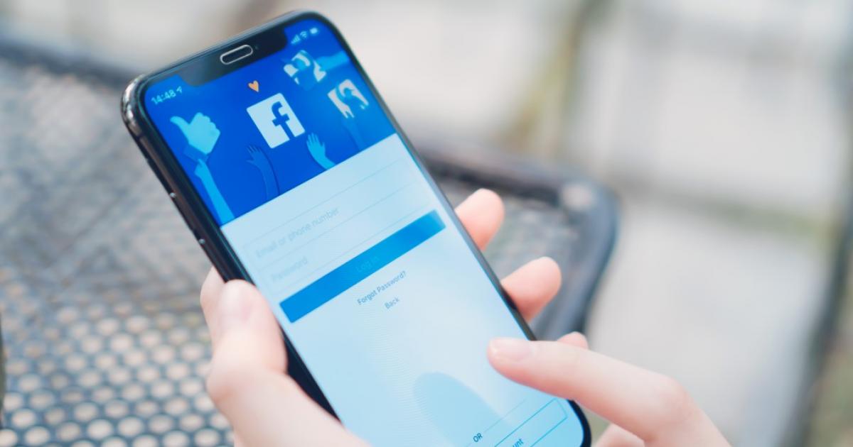 Руският комуникационен регулатор Роскомнадзор &bdquo;частично ограничава&ldquo; достъпа до най-популярната платформа