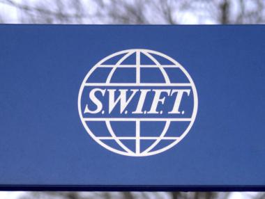 Западът се споразумя да отреже руски банки от SWIFT