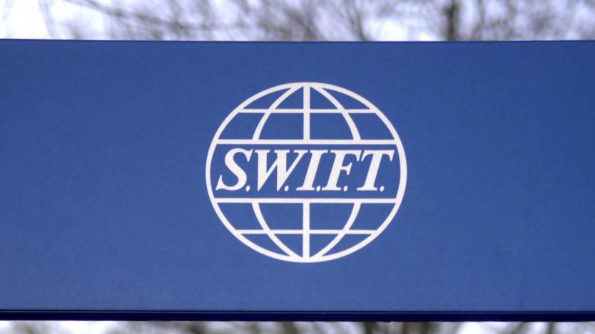 Западът се споразумя да отреже руски банки от SWIFT