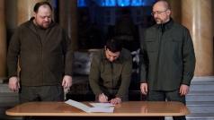 В полеви условия украинският президент Володимир Зеленски подписа молбата на