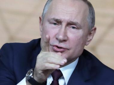 За да овладее рублата, Путин забрани валутните преводи към чужбина