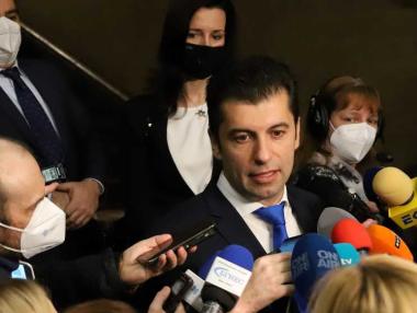 Смяната на военния министър предизвиква смут в коалицията