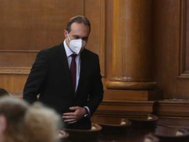 След три часа спорове първата рокада в кабинета „Петков“ е факт