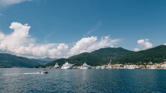 Руските милиардери спасяват суперяхтите си на Малдивите