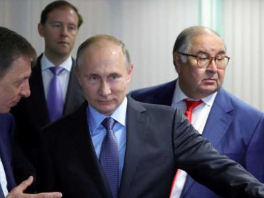 Примката около руските олигарси се затяга все повече