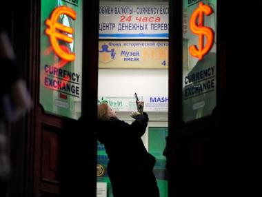 Рублата потъна с още 11% и тегли надолу европейските валути