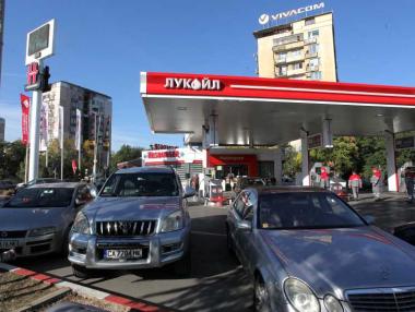 След критиките на премиера КЗК се захваща с цените на горивата