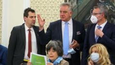 Половината от задължителните 90 дневни запаси от горива които трябва да