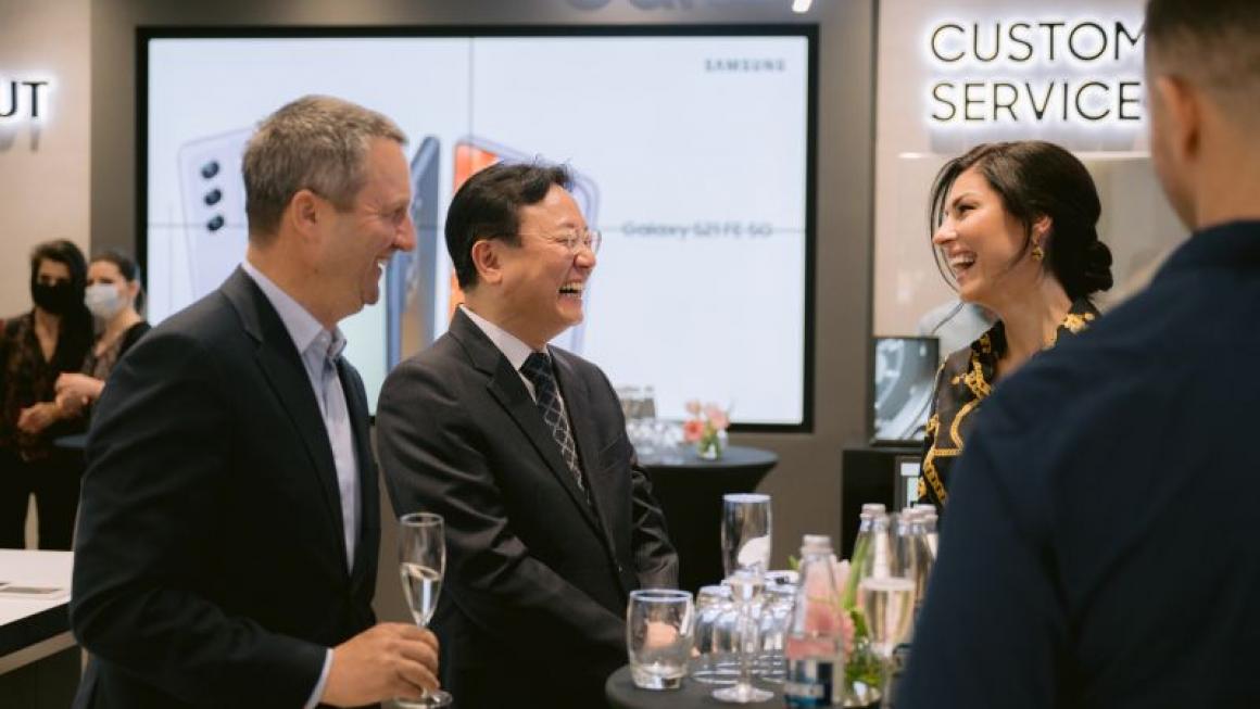 Галерия :: Снимка 4 :: Samsung продължава експанзията си с трети шоурум в София (Галерия)}