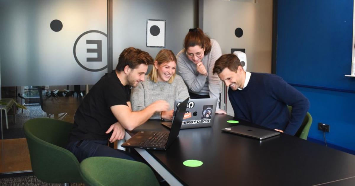 Компаниите се редят на опашка в опит да наемат програмисти,