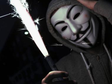 Новият Робин Худ: Какво свършиха Анонимните в кибeрвойната срещу Русия?