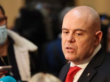 Вечерни новини: Петков пита къде е прокуратурата; ГЕРБ налита на бой за арестувания си лидер