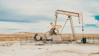 Идеята за ембарго на ЕС върху руския петрол оскъпи още „черното злато“