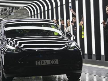 С танцови стъпки Мъск откри първата фабрика на Tesla в Европа (видео)