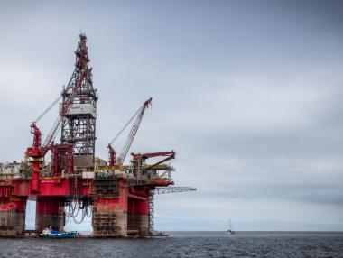 Опасенията от нови санкции срещу Русия тласкат петрола нагоре