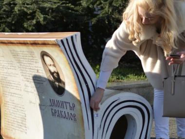 Бургас се сдоби с „умни“ пейки, дарени от Vivacom