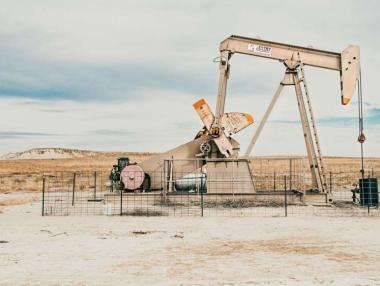 Петролът е напът към първите си седмични печалби от дълго време