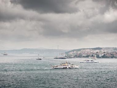 Турция затвори Босфора заради съобщение за военна мина