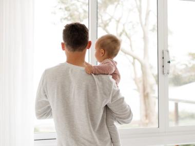 Бащите получават два месеца платен отпуск