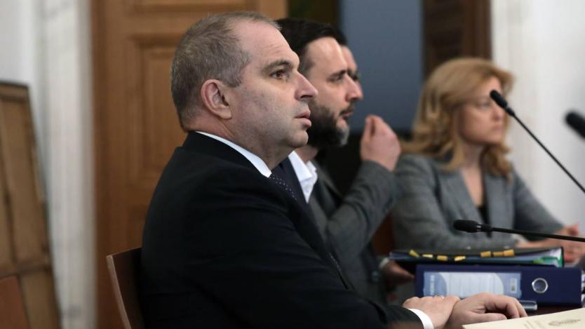 Депутатите бламираха Караджов за финансирането на пътните ремонти