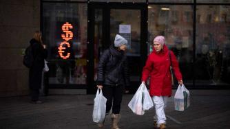 Руската рубла докосва двумесечен връх