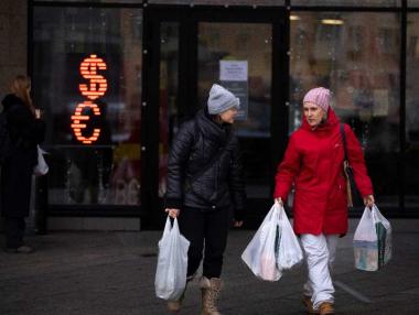 Руската рубла докосва двумесечен връх