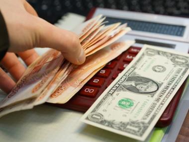 Русия облекчи капиталовия контрол и рублата рязко поевтиня