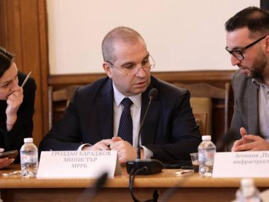 Караджов показа карта с 3000 км пътища за ремонт