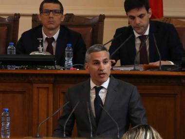 Гюров се оплака, че опозицията не осигурява спокойствие на властта
