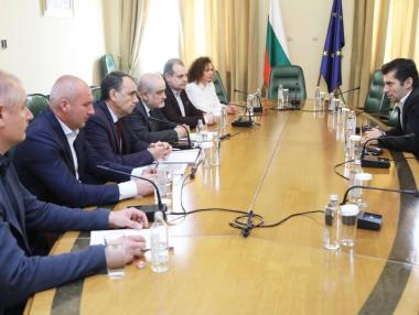 Петков обеща на пътните строители да си получат парите до 30 юни