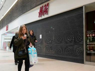 Компаниите бягат от Русия, но продължават да плащат заплати