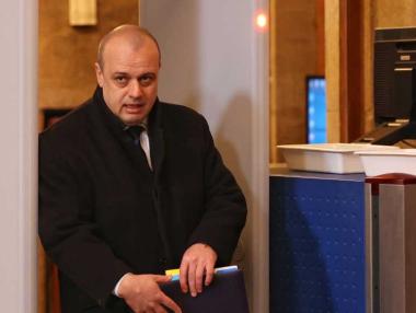 Вечерни новини: Кабинетът гони бежанците от хотелите; Зелена светлина за парите на строителите