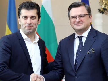 Петков ще продължи с разкрачената позиция за Украйна заради властта