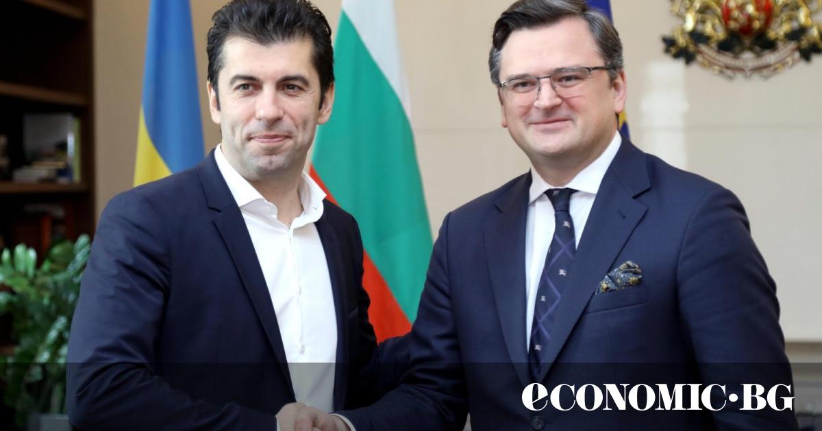 Петков ще продължи с разкрачената позиция за Украйна заради властта