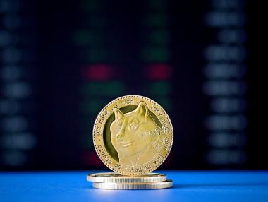 Любимата криптовалута на Мъск скочи с близо 30% след новината за Twitter