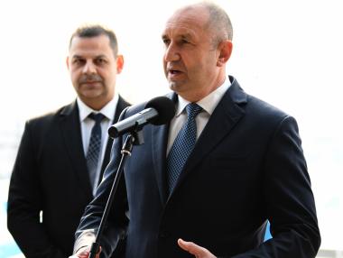 Радев обвини правителството в обслужване на интереси